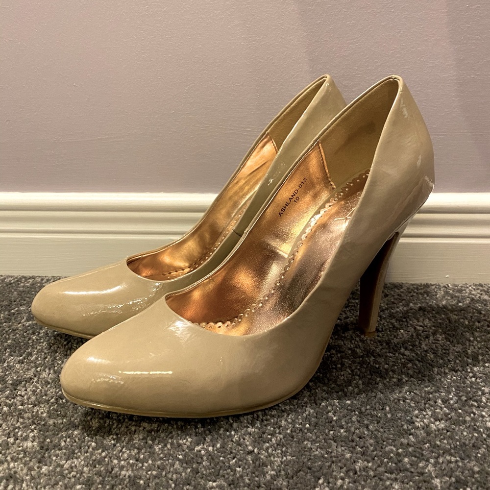 Nude Patent Pumps